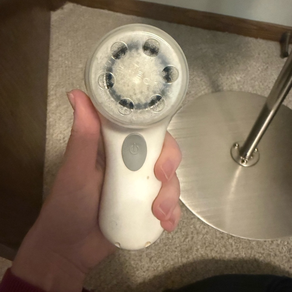 White Clarisonic Mia facial brush